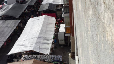 Mercadillo de Bonavista contra las fachadas. FOTO: CEDIDA