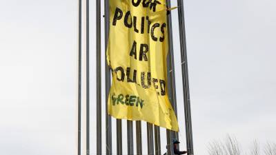 Activistas de Greenpeace desplegaron una pancarta en una torre de iluminación de Ifema. zipi/efe