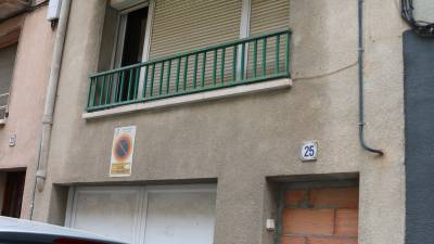 Un immoble amb l'acc&eacute;s tapiat al carrer Col&oacute;n de Valls. FOTO: ACN / N&Uacute;RIA TORRES