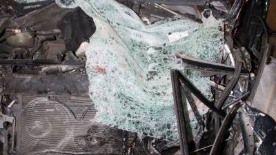 Estat del cotxe sinistrat on viatjaven les víctimes mortals de l´accident a la N-340, a l´Aldea, ahir. Foto: ACN