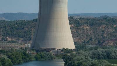 La central nuclear d’Ascó, vora el riu Ebre. Foto: Joan Revillas/DT