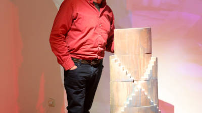 El artista Tom Carr junto a una de sus obras en el espacio 'My red studio'. Foto: Alba Mariné