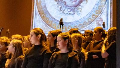 Los alumnos ensayaron los coros por separado en sus escuelasy luego se juntaron en ensayos generales antes de las funciones en el Teatre Tarragona. Foto: Àngel Ullate