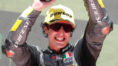 El piloto italiano Celestino Vietti celebra su victoria en el Gran Premi de Catalunya de Moto2. foto: efe