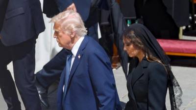 Donald Trump y Melania Trump durante el funeral del Papa. Foto: EFE