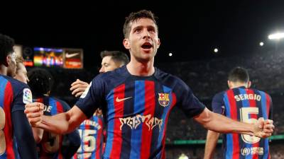 Sergi Roberto celebra el tanto del empate conseguido en el Camp Nou ante el Madrid. foto: efe