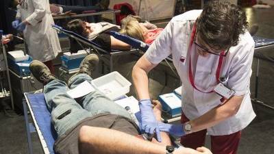 Una persona donant sang divendres a la marató de Tortosa. FOTO: JOAN REVILLAS
