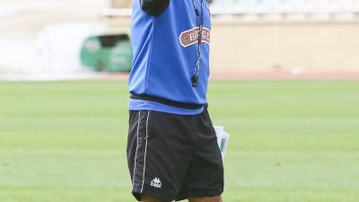 Natxo González da instrucciones a sus jugadores durante el entrenamiento de ayer, en el Estadi. FOTO: ALBA MARINé