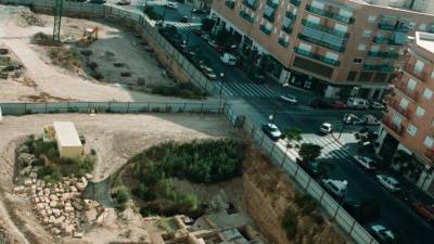 Así era la calle Pere Martell en el año 2000, cuando aún no se había construido el edificio encima de la Font dels Lleons. Foto: José Carlos León