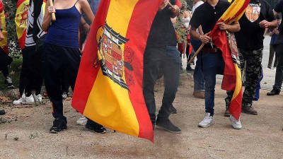 Colectivos de ultraderecha portan banderas preconstitucionales mientras queman banderas esteladas y propaganda independentista durante una manifestaci&oacute;n en defensa de la unidad nacional en la plaza de Sant Jordi, en Barcelona. FOTO: EFE