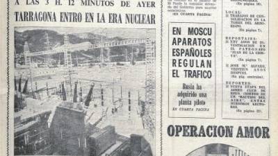 Edición del 12 de febrero de 1972 de ‘El Diario Español’. A la izquierda, la portada con el titular ‘Tarragona entró en la era nuclear’ y, a la derecha, la noticia. foto: ARCHIVO DIARI