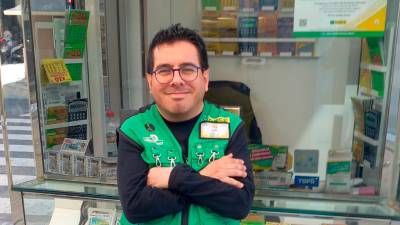 Imagen de Iván Vila, agente vendedor de los juegos que ha llevado la suerte a Tortosa. Foto: ONCE