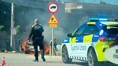 El vehículo incendiado ha quedado totalmente destrozado. Foto: C. Cruset