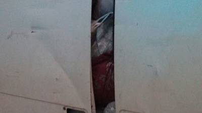 Los agentes, sin abrir la puerta, pudieron comprobar que la furgoneta se encontraba llena de bolsas de ropa. Foto: DT