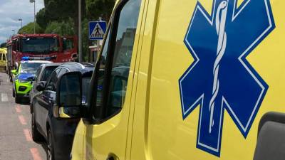 Al lugar del accidente han acudido dos patrullas de los Mossos, ocho dotaciones de Bombers, un helicóptero y dos ambulancias del SEM. Foto: DT
