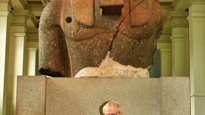 La directora general adjunta de la Fundació la Caixa, Elisa Durán, y el presidente del patronato del British Museum, Richard Lambert, ayer. Foto: Cedida