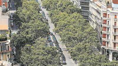 La Gran Via de Barcelona, ocupada por los taxis en huelga, ayer domingo. FOTO: Alejandro Garc&iacute;a/EFE
