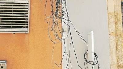 Cables que van a ninguna parte tambi&eacute;n en la Calle Rebolledo.