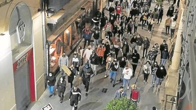 Reus. La noche del martes 27 de octubre, una manifestación contra las restricciones que había comenzado de forma pacífica en Reus finaliza con la quema de contenedores. foto: J.S