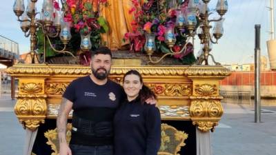 Marc y Andrea Samper, padre e hija, el pasado sábado en el viacrucis de El Serrallo, junto al Pas de la Presa de Jesús. Foto: Cedida