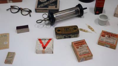 A l’aparador de la farmàcia hi ha exposats materials, eines i medicaments que es feien servir antigament. foto: Roser Urgell