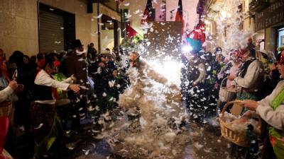 El Moixó Foguer en la seva primera aparició al carrer de la Cort de Valls, durant la Rua de Carnaval d’ahir a la tarda. Foto: Roser Urgell