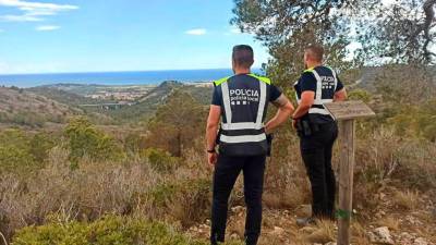 Agentes de la Policía Local de Roda de Berà, durante la búsqueda. Foto: Ayuntamiento de Roda de Berà