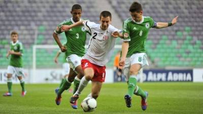 Kakabadze, con el dorsal 2, controla el balón en un partido de la sub21 georgiana ante Alemania. Foto: uefa.com