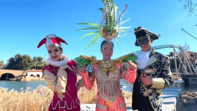 Tres figurantes ya preparados con las vestimentas de Carnaval. FOTO: PortAventura World