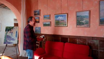Jordi Urpí a la sala de les premses, adaptada com un espai de reunions amb projector. Foto: Roser Urgell
