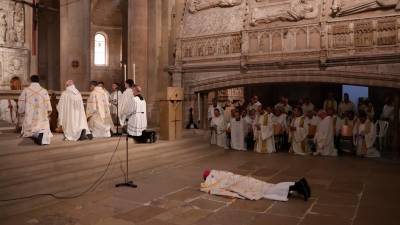 Fra Rafel Barruè postrat a terra, davant de l’altar de l’església del monestir. Foto: Roser Urgell