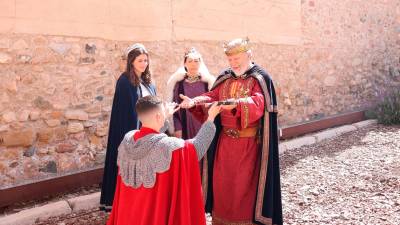 El Rei, Joan Borjas, va fer entrega de l’espesa a Jordi Caylà, que farà el paper del cavaller. Foto: Roser Urgell