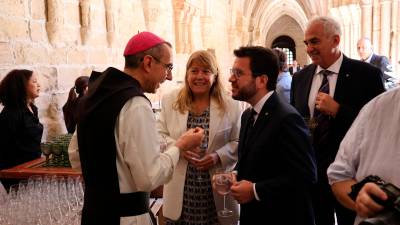 L’abat de Poblet, Rafel Barrué, al claustre del monestir amb el president de la Generalitat de Catalunya, Pere Aragonès. Foto: Roser Urgell