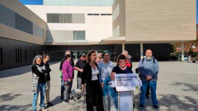 La rueda de prensa de la CUP, ayer a las puertas del CAP de Vila-seca. Foto: I. A.