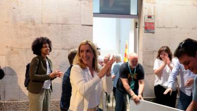 Dolors Farré celebrant la victòria davant de la seu de Junts per Valls. foto: Roser Urgell