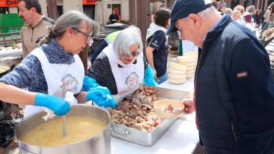 La festa gastronòmica va tenir lloc al Pati, on els comensals podien menjar a la mateixa plaça o prendre les racions a casa. Foto: Roser Urgell