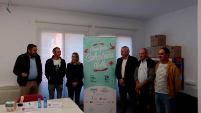 Autoritats i patrocinadors al costat del cartell de la Festa de la Calçotada 2023. Foto: Roser Urgell
