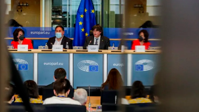 Oriol Junqueras y Carles Puigdemont denunciaron el escándalo en el Parlamento Europeo. Foto: Efe