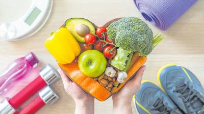 Mantener una alimentación sana y equilibrada y hacer ejercicio físico contribuyen a cuidar el corazón y mantener una buena salud cardiovascular. foto: getty images