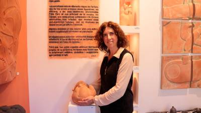 L’escultora Ester Ramón amb una de les seves peces al taller de Montblanc. foto: Roser Urgell