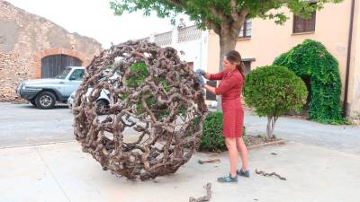Cristina Gavilán a la plaça de Bellavista, amb la seva obra ‘Andare a Zonzo’. Foto: Roser Urgell