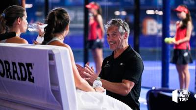 Sciorilli, charlando con Ari y Paula en el México Open, último torneo donde las dirigió. Foto: World Padel Tour