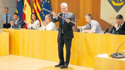 Pere Granados recibe los aplausos tras recibir el bastón que le acredita como alcalde en un nuevo mandato. foto: miriam olmos