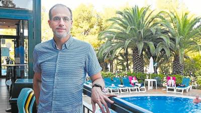 El presidente de la asociación hotelera, Albert Savé, en la terraza del Aparthotel SunClub, que dirige. Ex-plica que se ha recuperado el turista británico, que ha vuelto aunque no al nivel del 2019. Foto: A. González