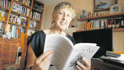 La escritora Teresa Duch con un ejemplar de su último libro ‘Baltasana’. foto: pere ferré