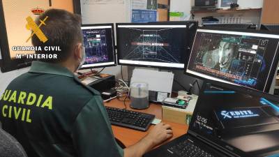 Imagen de archivo de un agente de la Guardia Civil del área de ciberdelincuendia. Foto: Cedida