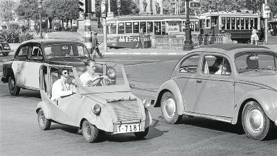 Un Biscúter amb matrícula de Tarragona circulant per Barcelona el 1960. Foto: Harry Pot /Anefo (Nationaal Archiev)