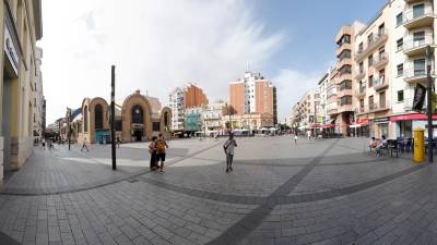 La plaza Corsini ahora mismo no tiene ningún elemento de sombra. Foto: Pere Ferré