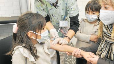 Una niña vacunándose contra la covid en diciembre pasado. FOTO: joan revillas/DT