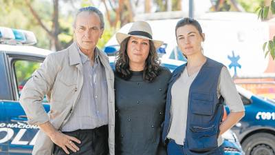 Belén Macías, entre Coronado y Marta Nieto, en un parón. FOTO: mikel larrea